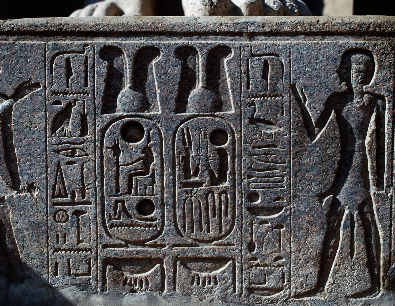Hieroglifák, a kolosszális királyszobor patájának részlete, Ramessz II. udvara, Amun templom (UNESCO Világörökségi lista). alkotó: Egyptian 19th Dynasty
