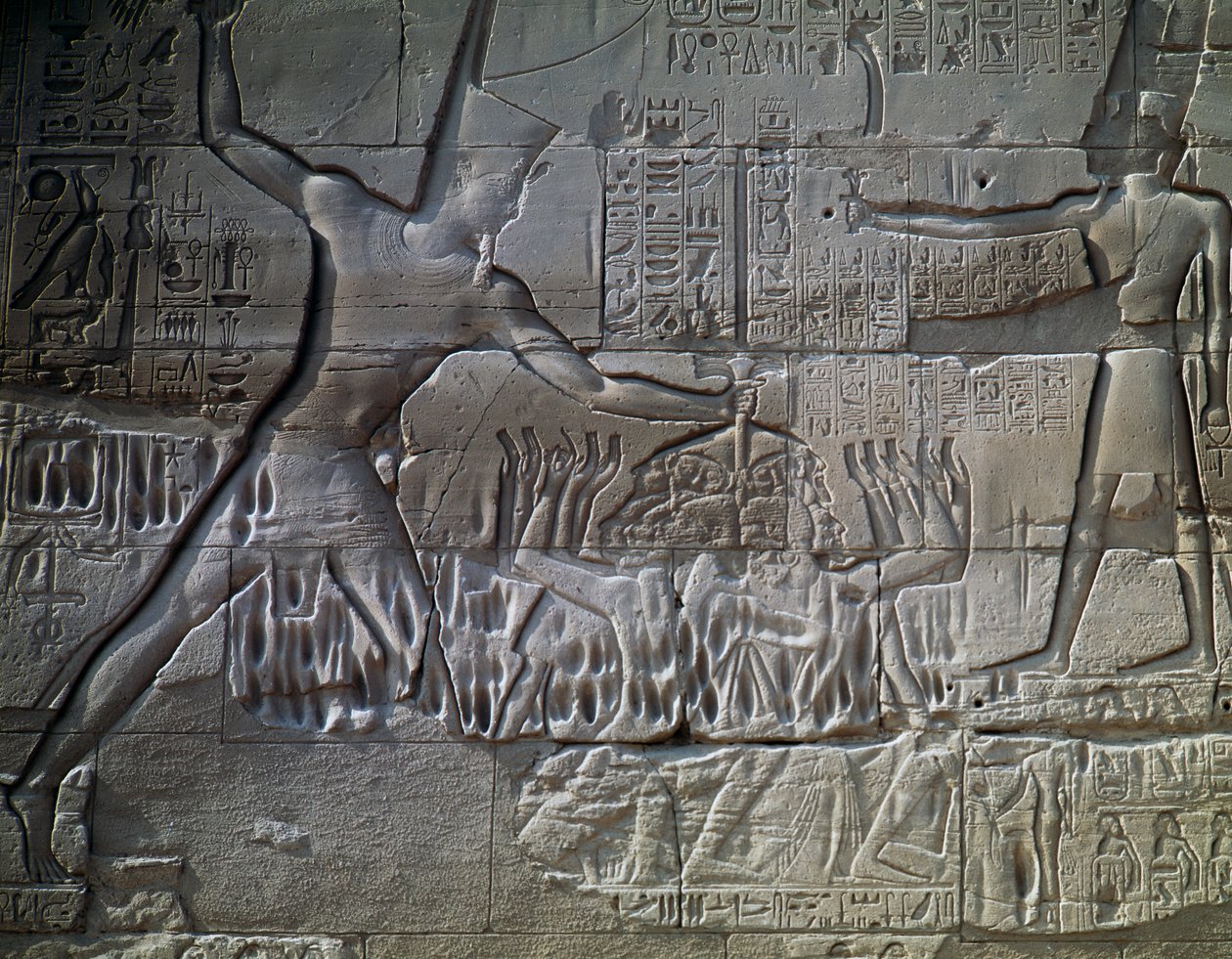 Líbiai foglyok, dombormű, a Nagy Hiposztílus Csarnok külső fala, Amun templom, Karnaki templomkomplexum (Unesco Világörökségi Listája) alkotó: Egyptian 19th Dynasty