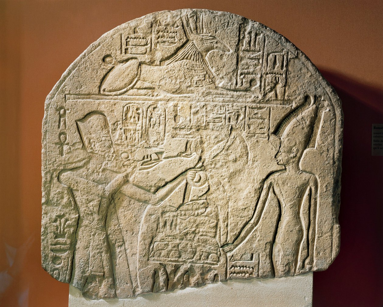 Mészkő sztélé, amely II. Ramszeszt ábrázolja, amint füstölőt és papiruszt áldoz Astarte istennőnek. alkotó: Egyptian 19th Dynasty