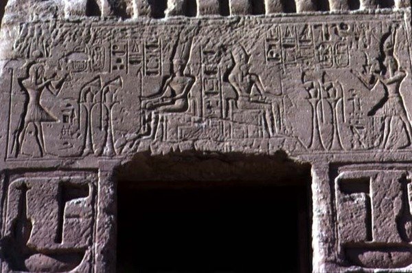 Nefertari királynő templomának bejárati ajtaja feletti áthidaló, Új Királyság, Kr.e. 11250 körül (fotó) alkotó: Egyptian 19th Dynasty