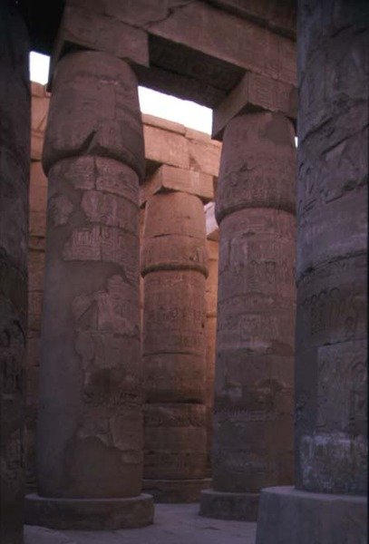Papiruszoszlopok bimbófővel az Amun-templom Hypostyle termében, Új Királyságban (fotó) alkotó: Egyptian 19th Dynasty