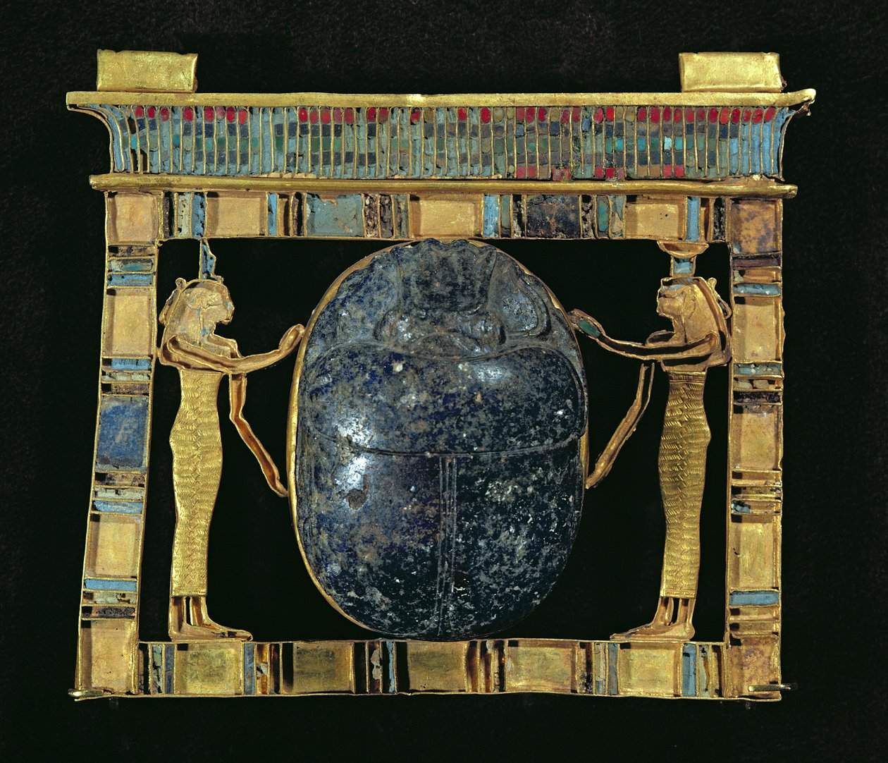 A vezír, Paser mellkasa Ízisz és Nephthys istennőkkel körülvett szkarabeusszal, a memphisi Szerapeumból, Új Királyság (arany, lapis lazuli és üvegpaszta) alkotó: Egyptian 19th Dynasty