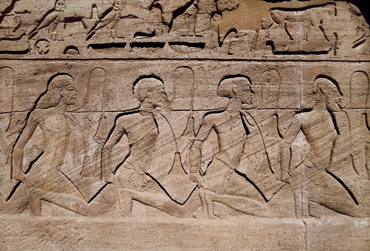 Rabok II. Ramszesz fáraó győzelmeit illusztrálják, Bas dombormű II. Ramszesz nagy templomának bejáratánál, Egyiptom, Abu Simbel alkotó: Egyptian 19th Dynasty