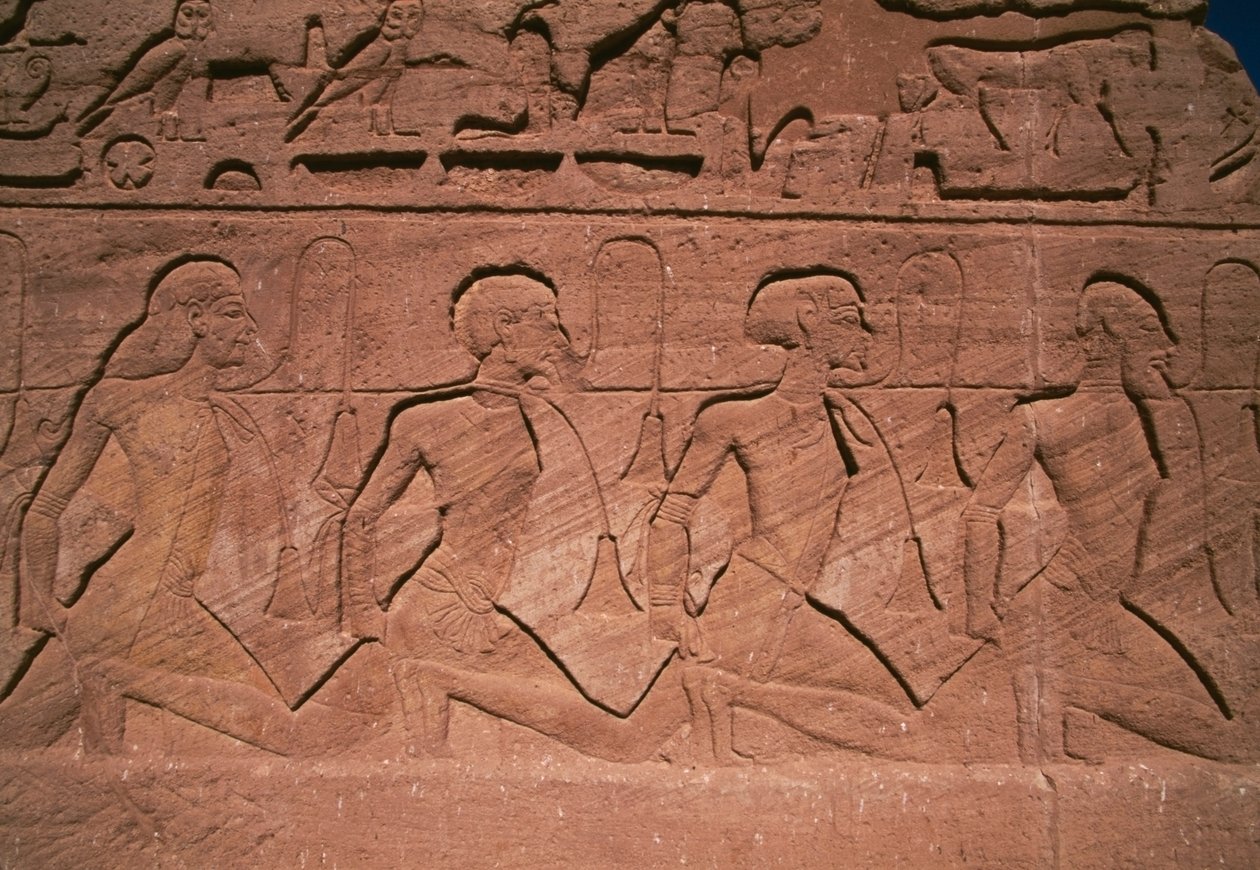 Észak foglyai, dombormű a II. Ramszesz Nagy Templomának óriásainak tövében, Abu Szimbel (UNESCO Világörökségi lista). alkotó: Egyptian 19th Dynasty