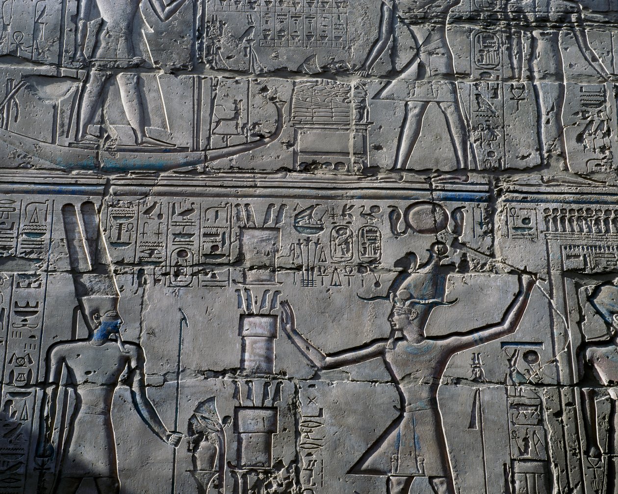 Hatsepszut királynő Amun isten előtt, részlet az isteneknek való áldozati jelenetekből, dombormű, a Nagy Hiposztílus-terem belső falai, karnaki templomkomplexum (Unesco Világörökségi Listája). alkotó: Egyptian 19th Dynasty