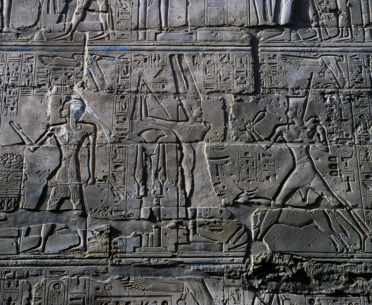 Hatsepszut királynő Amun isten előtt, részlet az isteneknek való áldozati jelenetekből, dombormű, a Nagy Hiposztílus-terem belső falai, karnaki templomkomplexum (Unesco Világörökségi Listája). alkotó: Egyptian 19th Dynasty