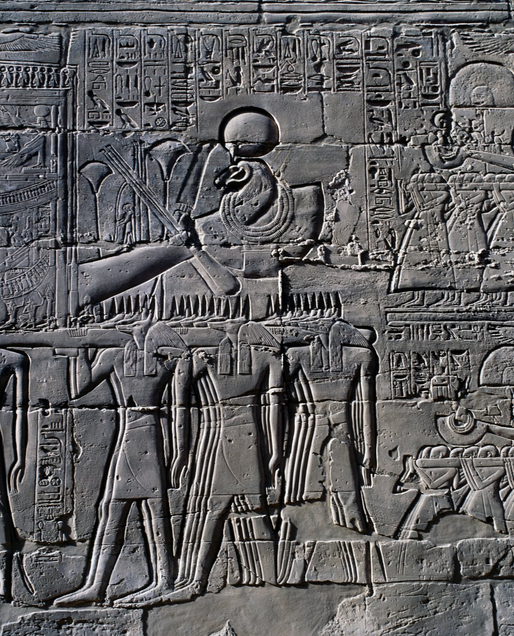 II. Ramszesz a szent csónak előtt, dombormű, a Nagy Hiposztílus-csarnok belső falai, karnaki templomkomplexum (UNESCO Világörökségi Listán) alkotó: Egyptian 19th Dynasty
