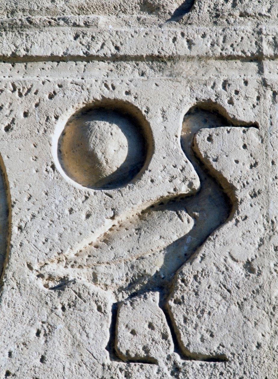 Libát és napot ábrázoló dombormű, a fáraó jelképei, amelyekkel Rá isten fiát azonosítja, II. Ramszesz nagy temploma, Abu Szimbel (Unesco Világörökségi Listája). alkotó: Egyptian 19th Dynasty
