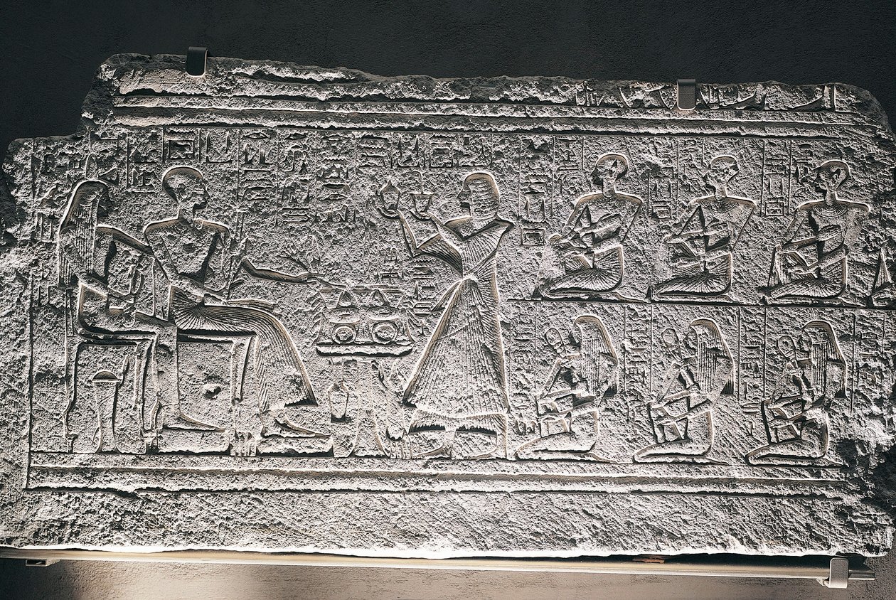 Ptahotep és Tauseret felmentése Szakkarából, a pár ajánlatot kapott legidősebb fiuktól, Amenhebtől és más gyerekektől alkotó: Egyptian 19th Dynasty