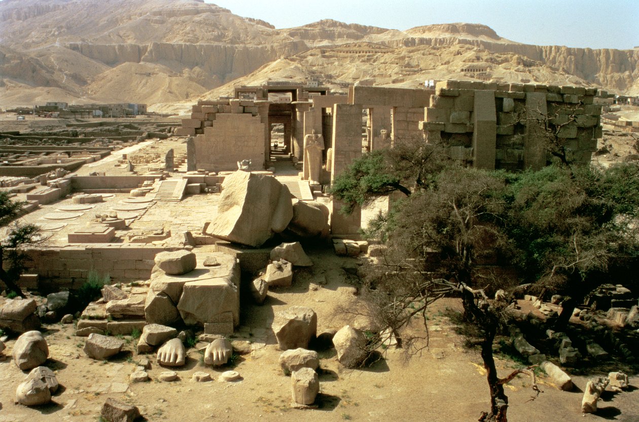 Kilátás az első pilon tetejéről, amely II. Ramszesz (Kr. e. 1279-1213) elesett kolosszusát mutatja az Első udvarban, Új Királyság alkotó: Egyptian 19th Dynasty