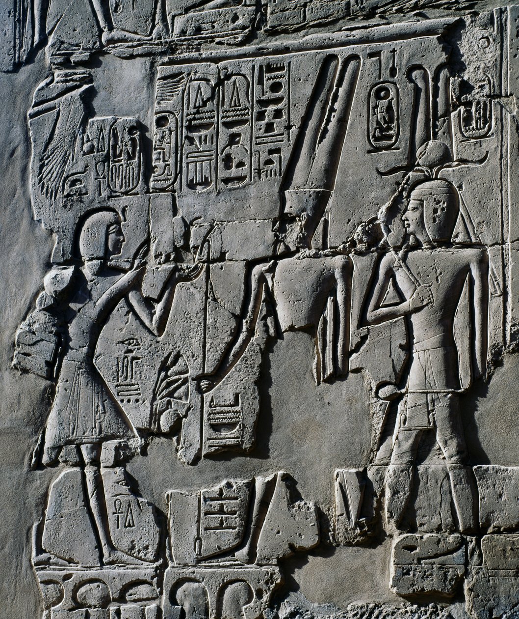 A fiatal II. Ramesszesz Amun isten előtt, részlet az isteneknek szánt áldozati jelenetekből, dombormű, a Nagy Hiposztílus-csarnok belső falai, karnaki templomkomplexum (UNESCO Világörökség listája). alkotó: Egyptian 19th Dynasty
