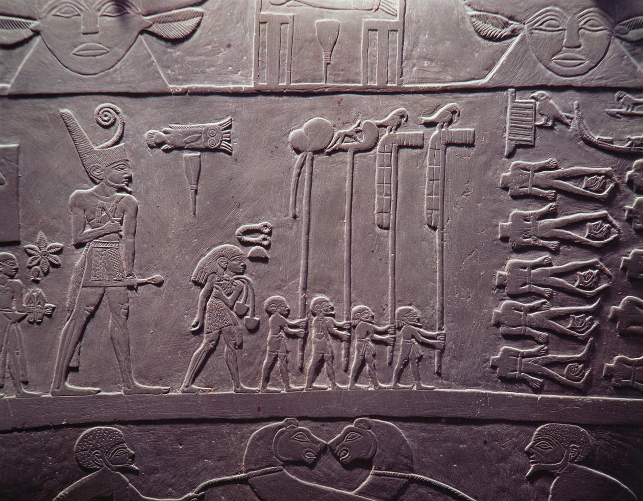 A Narmer paletta: az Alsó-Egyiptom vörös koronáját viselő Narmer királyt ábrázoló szertartásos paletta, amely megkötözött és lefejezett foglyokat vizsgál meg, Hierakonpolisban, a korai dinasztikus időszakban, ie 3000 körül. alkotó: Egyptian 1st Dynasty