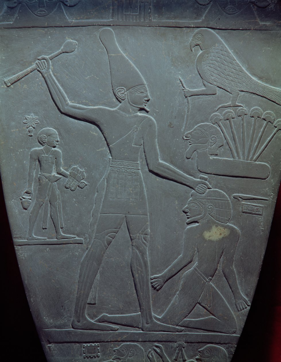 A Narmer paletta: Narmer királyt ábrázoló, Felső-Egyiptom fehér koronáját viselő, fogolyra ütő, szertartásos paletta, amelyet Hierakonpolisban találtak, a korai dinasztikus időszakban, ie 3000 körül. alkotó: Egyptian 1st Dynasty