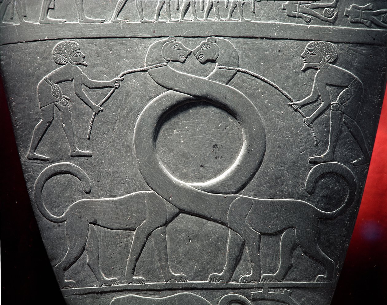 A Narmer paletta: ünnepélyes paletta, amely egy pár hosszú nyakú macskát ábrázol pórázon tartva, Hieraconpolisban, a korai dinasztikus időszakban, ie 3000 körül (pala) (68325 részlet) alkotó: Egyptian 1st Dynasty