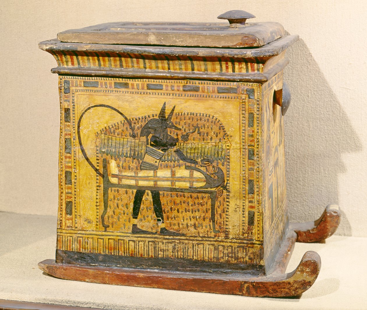 Az elhunytat mumifikáló Anubisz egy Nefertarinak szentelt koporsóból, Új Királyság (fa) alkotó: Egyptian 20th Dynasty