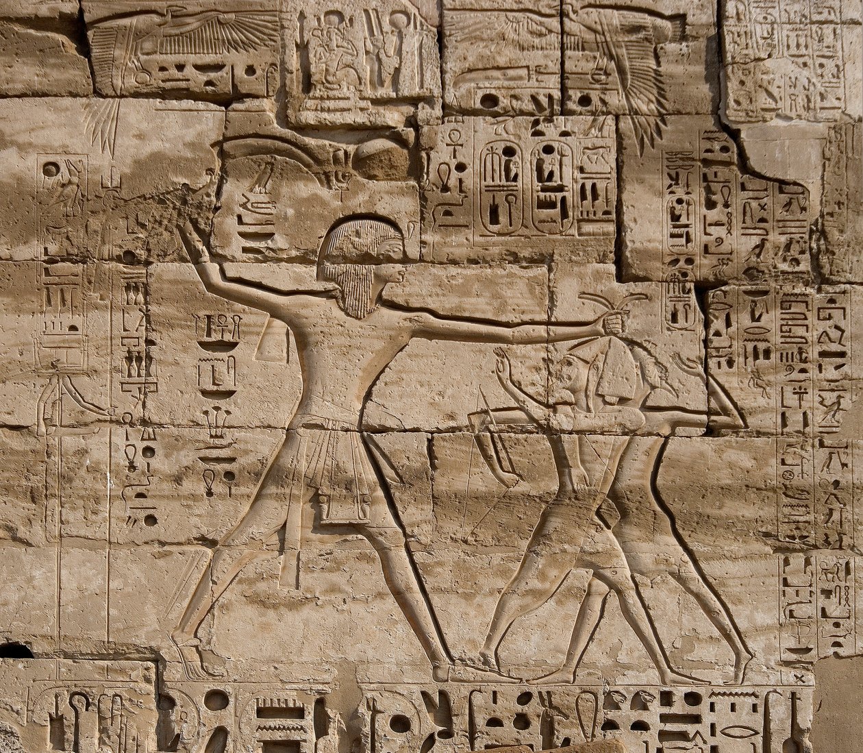 Egyiptomi ókor: a fáraó tengeri népek felett aratott győzelmét ünneplő domborművek részlete. Ramszesz temetkezési temploma (Kr. e. 1187-1156). Luxor, Medinet Habu, Egyiptom alkotó: Egyptian 20th Dynasty