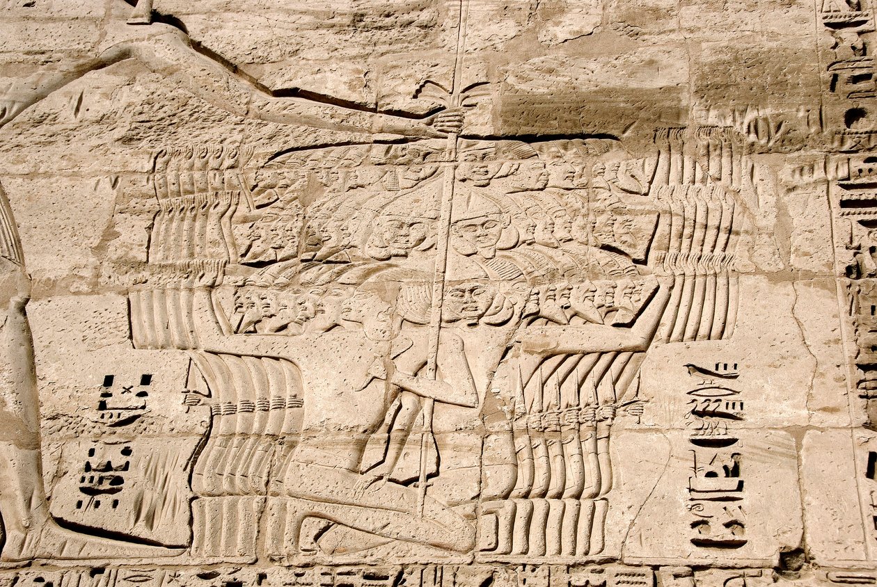 Egyiptomi antikvitás: az első pilon domborműveinek részlete, amely a tengeri népekhez tartozó harcosokat, III. Ramszesz ellenségeit ábrázolja. Ramszesz temetkezési temploma (Kr. e. 1187-1156). Luxor, Medinet Habou, Egyiptom alkotó: Egyptian 20th Dynasty
