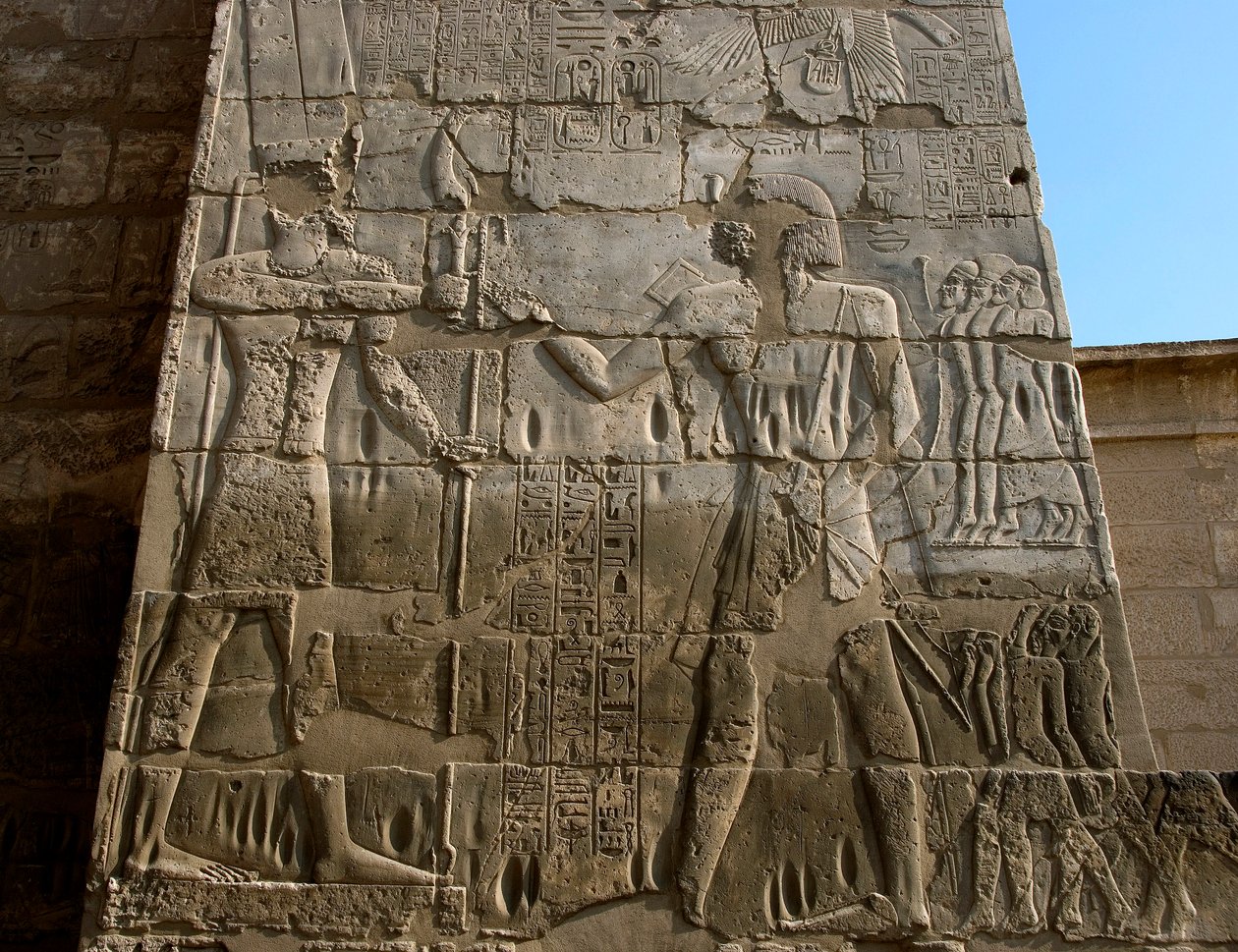 Egyiptomi ókor: III. Ramszesz (Kr. e. 1187-1156) temetkezési temploma. Alacsony dombormű, amely azt a fáraót ábrázolja, aki Amun kezéből a hatalom jelvényét kapja. Luxor, Medinet Habou, Egyiptom alkotó: Egyptian 20th Dynasty