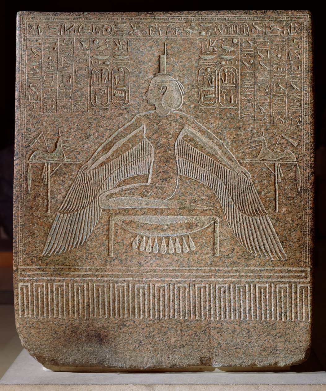 Ízisz Pterophor, III. Ramszesz szarkofágjából (Kr. e. 11854-1153 körül) a Királyok Völgyében, Új Királyságban lévő sírjából (rózsaszín gránit) alkotó: Egyptian 20th Dynasty