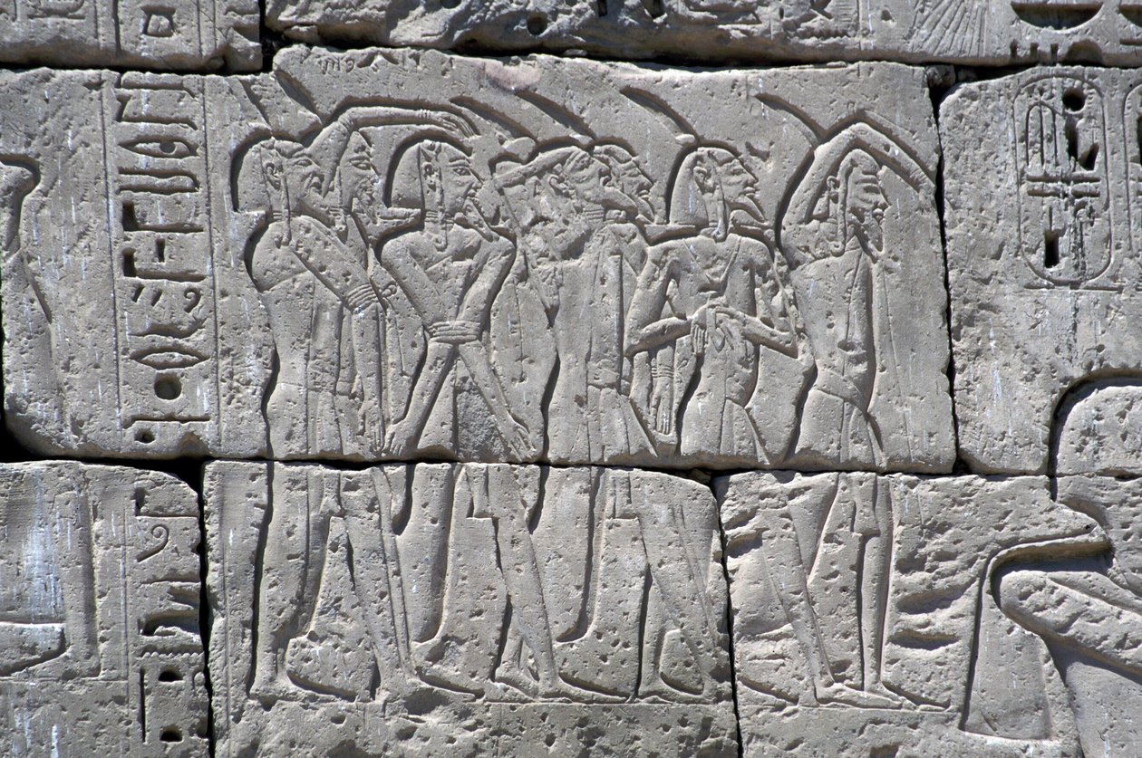 Dombormű, amely északi foglyokat ábrázol a Ramszesz III-i csatában, Medinet nagy templomában alkotó: Egyptian 20th Dynasty