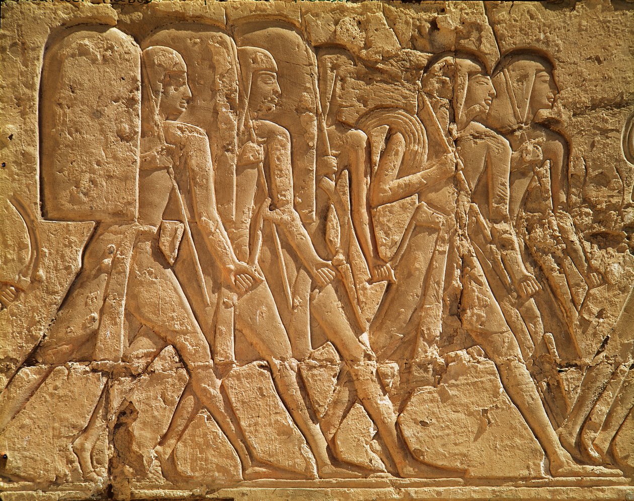 Kötelet és fegyvert hordozó szolgákat ábrázoló dombormű a Ramszesz III (Kr.e. 1184-1153) Új Királyság halotti templomából alkotó: Egyptian 20th Dynasty