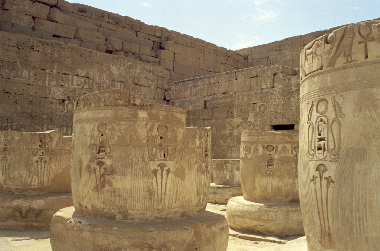 Oszlopmaradványok a Ramszesz III (Kr.e. 1184-1153) Új Királyság halotti templomának Hypostyle termében alkotó: Egyptian 20th Dynasty