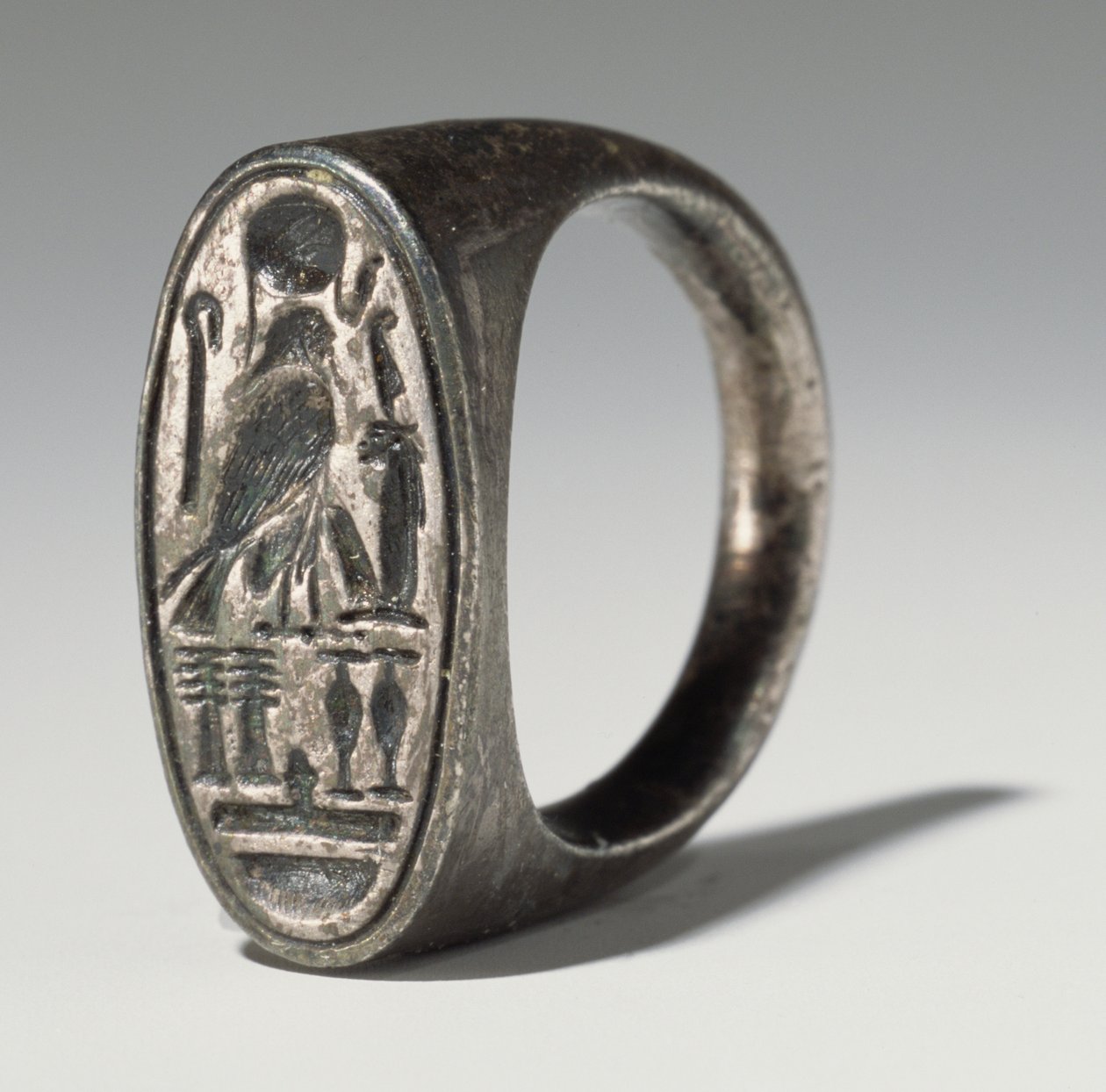 IV. Ramszesz (Kr.e. 1153-1147) Új Királyság gyűrűje (ezüst) alkotó: Egyptian 20th Dynasty