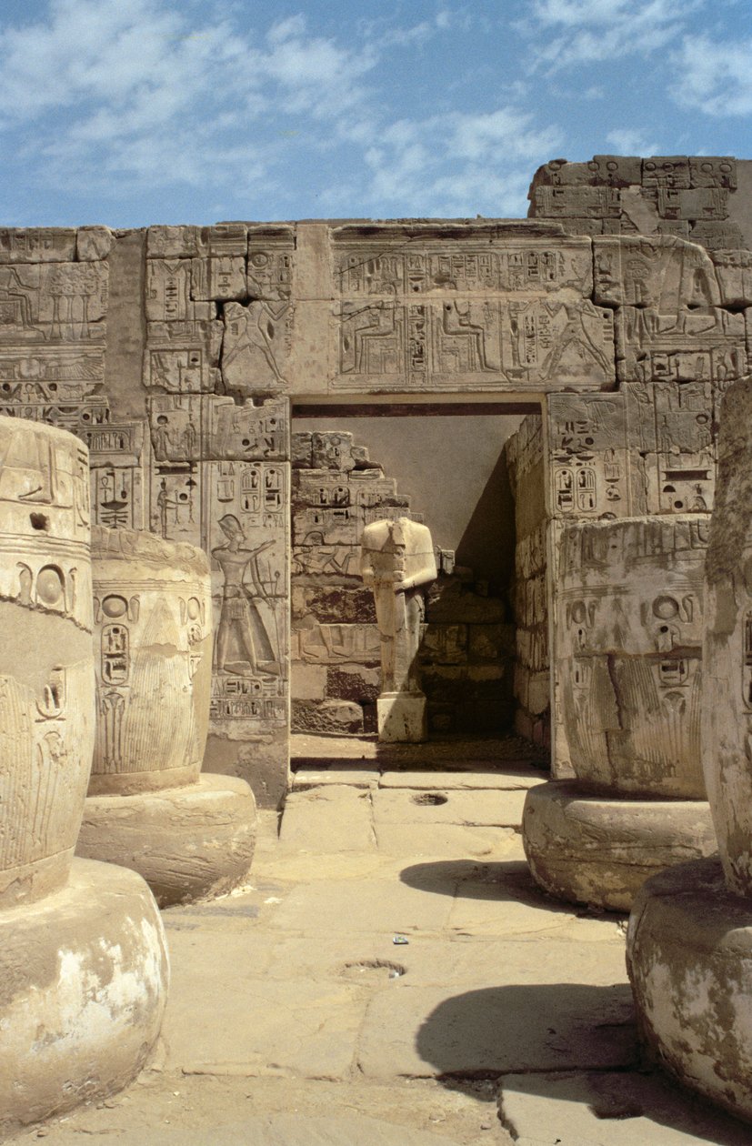 Ramszesz szobra egy kápolnában, amely a III. Ramszesz halotti templomának Hypostyle terméből vezet (Kr. e. 1184-1153) Új Királyság alkotó: Egyptian 20th Dynasty