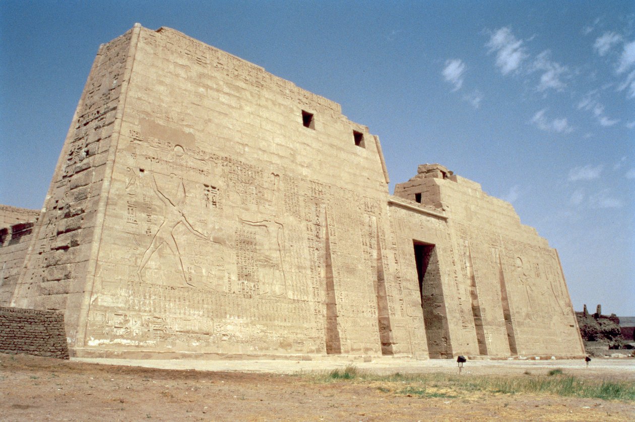 Kilátás a III. Ramszesz halotti templomának első oszlopáról (i.e. 1184-1153) Új Királyság alkotó: Egyptian 20th Dynasty
