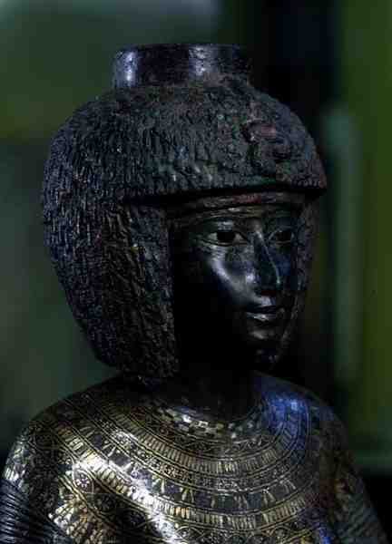 Karomama isteni hódolónő szobra, harmadik köztes időszak (bronz arannyal, ezüsttel és elektrummal) (127647 részlet) alkotó: Egyptian 22nd Dynasty