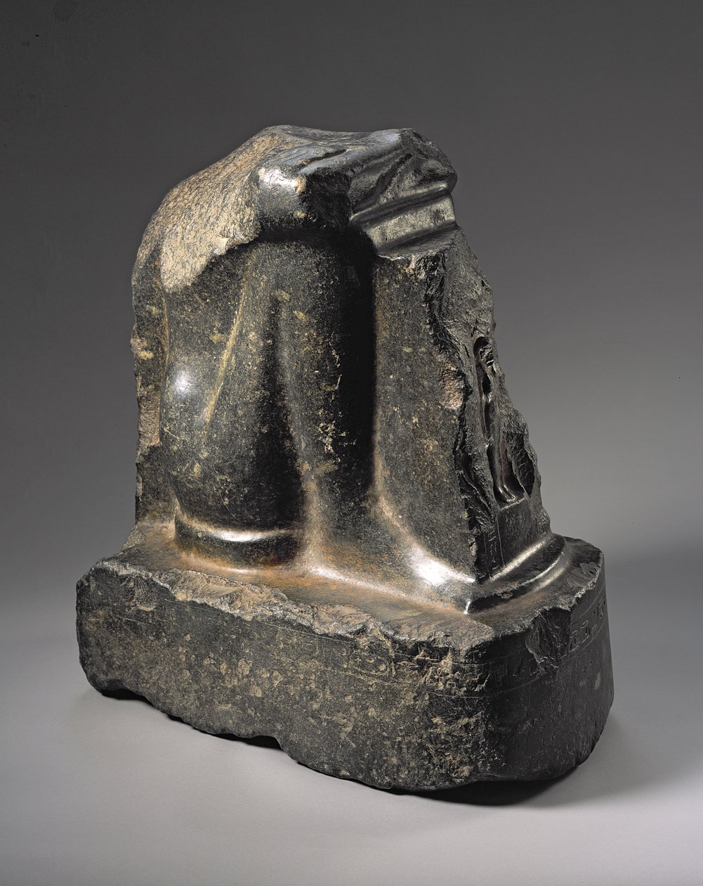Naoforos szobor töredéke, késő dinasztikus időszak (bazalt) alkotó: Egyptian 26th Dynasty