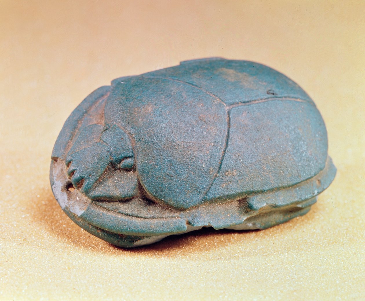 Szkarabeusz egy múmia nyaki gyöngyéből, késői időszak, ie 600 körül (kék üvegpaszta) alkotó: Egyptian 26th Dynasty