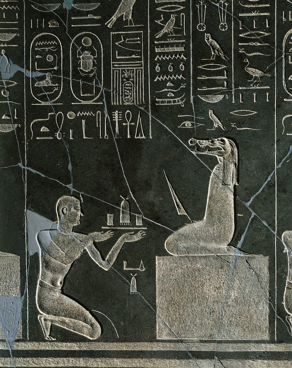 I. Nectanebo, a krokodilfejű démonnak ajándékozó király dolerite domborműve Héliopoliszból az Atum templomban alkotó: Egyptian 30th Dynasty
