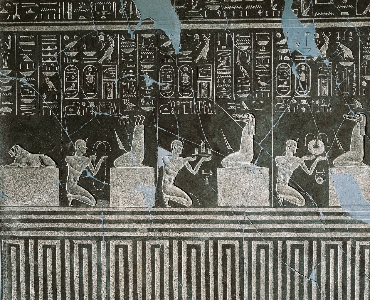 I. Nectanebo, a démonnak ajándékokat felajánló király dolerite domborműve Héliopoliszból az Atum templomban alkotó: Egyptian 30th Dynasty