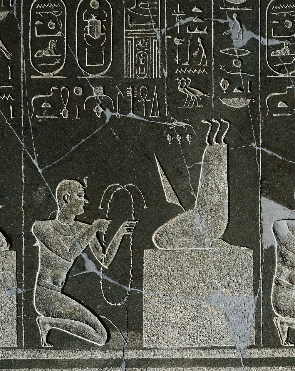 I. Nectanebo, a démonnak nyakláncot kínáló király dolerit domborműve, amelyet késpenge és három kígyó ábrázol, Heliopolisból az Atum templomban alkotó: Egyptian 30th Dynasty