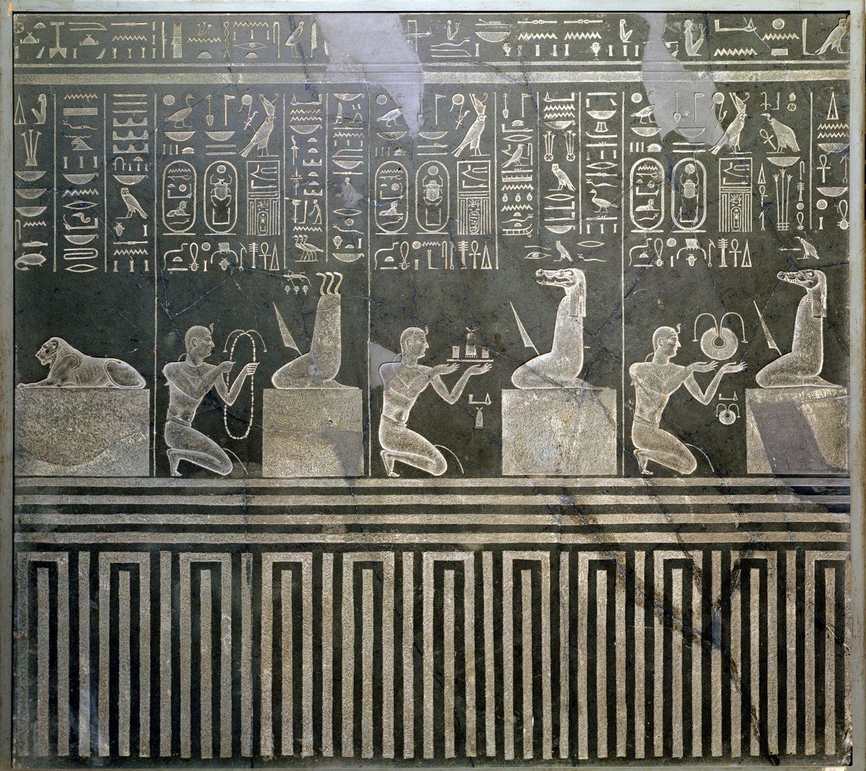 Nektanebo fáraót (Kr. e. 380-62) ábrázoló dombormű, aki isteneknek ajándékoz, késői időszak alkotó: Egyptian 30th Dynasty