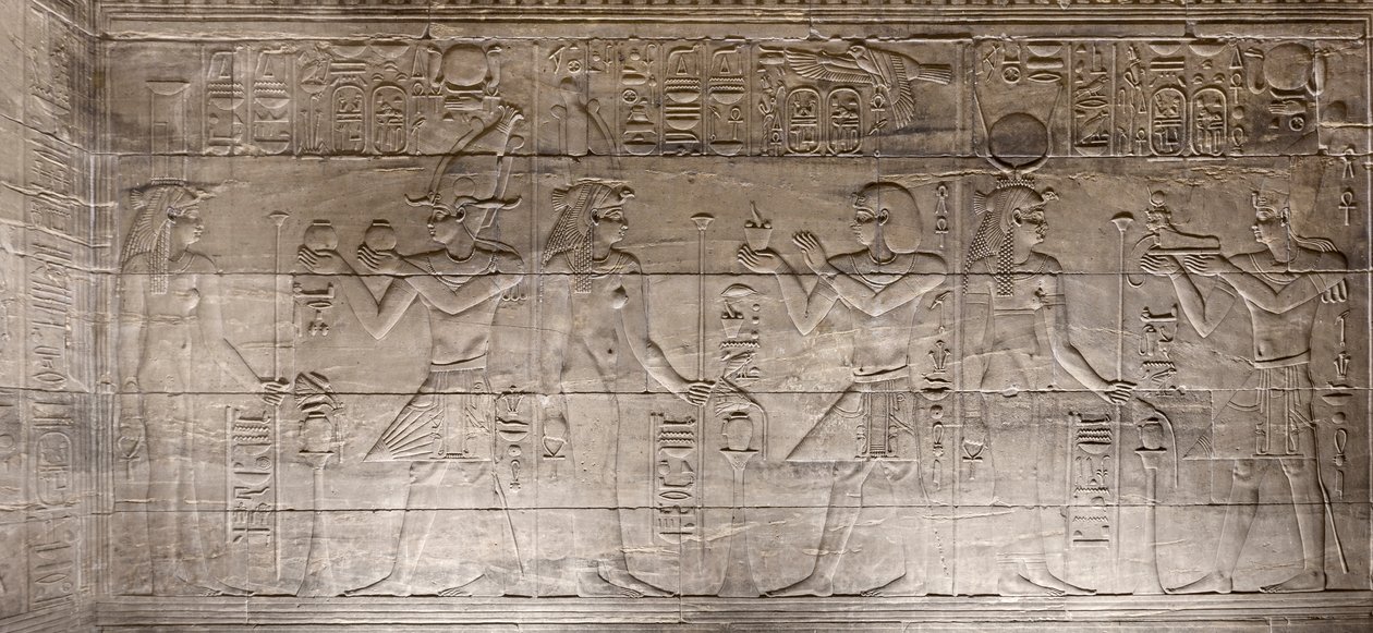 Domborművek a belső szentélyben, Philae templom, Asszuán, Egyiptom alkotó: Egyptian 30th Dynasty