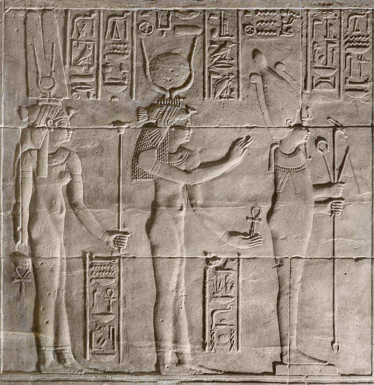 Domborművek a belső szentélyben, Philae templom, Asszuán, Egyiptom alkotó: Egyptian 30th Dynasty