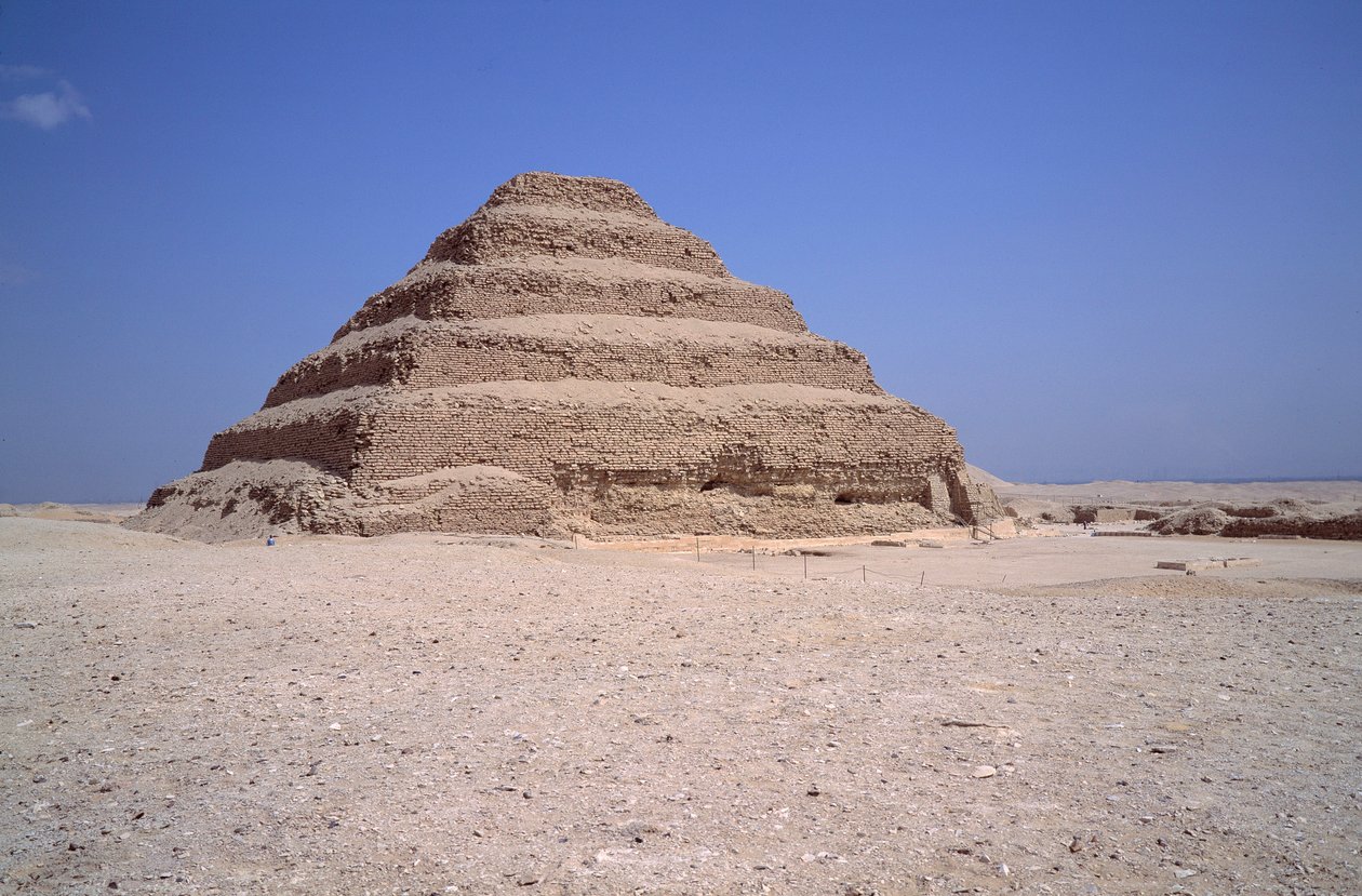 Egyiptomi ókor: Kilátás Sakkarah piramisára. Imhotep építése Djeser király számára (i.e. 2700 körül) (3. dinasztia) Saqqarah, Egyiptom alkotó: Egyptian 3rd Dynasty