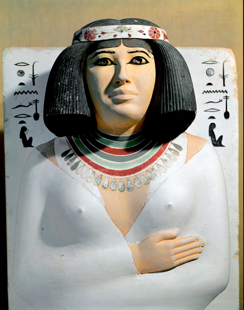 Egyiptomi ókor: Nofret, Heliopolis főpapjának felesége és Pe Rahotep hercege. Festett mészkő szobor részlet. 4. dinasztia. Rahotep masztájától Meidoumig. Egyiptomi Múzeum, Kairó. alkotó: Egyptian 4th Dynasty