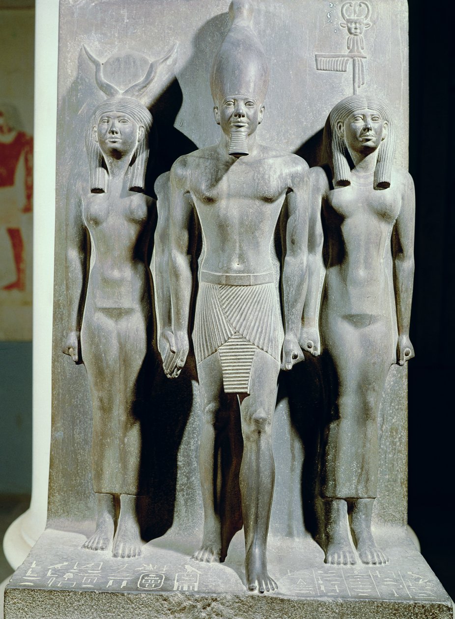 Menkaure triád (Mycerinus) Hathor istennővel és az Aphroditopolis nome istennőjével, a Menkaure piramis völgytemplomából, Gizaban, Óbirodalomban, Kr.e. 2529 körül (pala) (lásd. alkotó: Egyptian 4th Dynasty