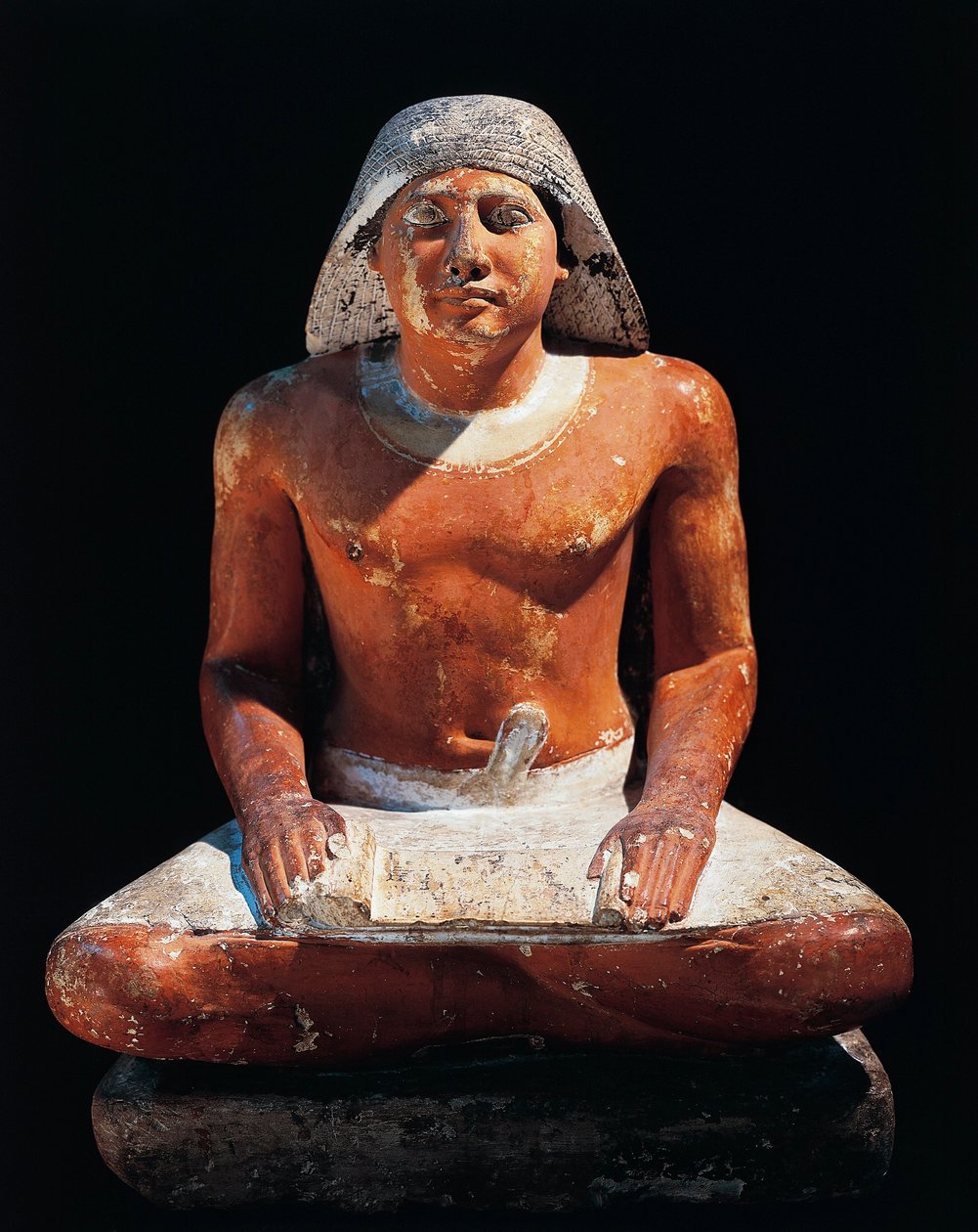 Ókori Egyiptom: ülő írnok szobra Szakkara nekropoliszából (Sakkara), V. dinasztia, ókori birodalom (mészkő) alkotó: Egyptian 5th Dynasty