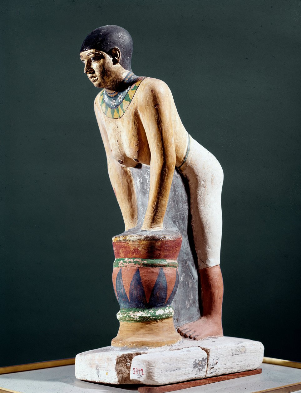 Egyiptomi antikvitás: "" Egyiptomi árpa sört készíteni"" Figura. 5. dinasztia. Kr.e. 2400. Firenze, Museo Archeologico - Egyiptomi régiségek: egyiptomi nő árpa kenyeret szűr, hogy sört készítsen. Szobrocska. 5. dinasztia. Kr.e. 2400. Országos Régészeti M alkotó: Egyptian 5th Dynasty