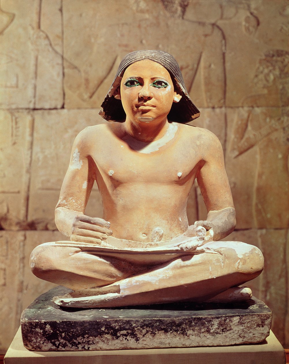 Egy papirusztekercset tartó, keresztbe tett lábbal ülő írnok Szakkarából, Óbirodalom Kr.e. 2475 körül (mészkő) alkotó: Egyptian 5th Dynasty
