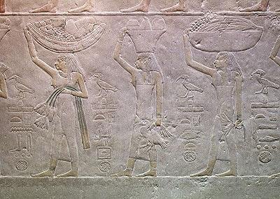 Nők, akik megszemélyesítik a haláleseteket és áldozatokat hoznak az akhutotepi Mastabából, az óbirodalomból (festett mészkő) alkotó: Egyptian 5th Dynasty