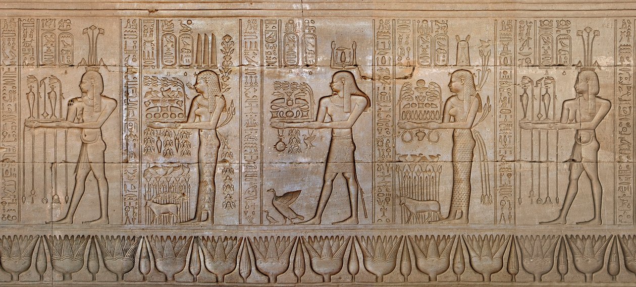 Egyiptomi antikvitás: istenségek körmenete - Hathor a Denderah istennő templomának keleti falának részlete, Egyiptom - Egyiptomi civilizáció: istenségek körmenete, a denderah-i Hathor-templom (vagy Tentyra-templom) falára faragva, th alatt épült. alkotó: Egyptian 6th Dynasty