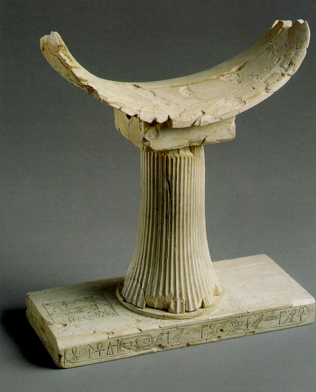 Fejtámla Pepi II nevű elefántcsont színnel alkotó: Egyptian 6th Dynasty