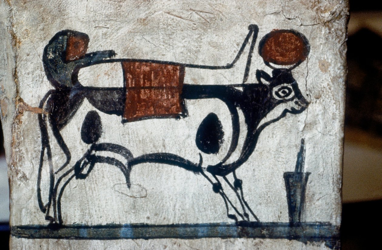 Részlet egy fából készült sarcofágról, amelyen a szent bika, Api látható, amint egy múmiát cipel a hátán (freskó). alkotó: Egyptian Egyptian