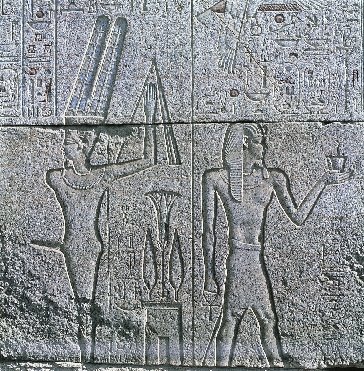 Egyiptom, ókori Théba, Luxor, Karnak, Min isten és III. Fülöp Arrhidaeus domborműve Amon nagy templománál alkotó: Egyptian Egyptian