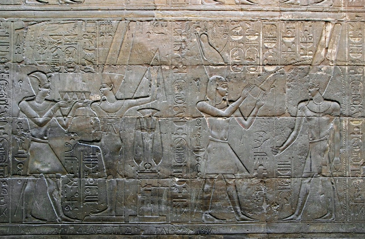 Egyiptomi ókor: Nagy Sándor király felajánlásokat tett Amon Min (Amon-Min) istennek. Egy alacsony dombormű részlete. A Szent Hajó kápolnája, Luxor temploma, Egyiptom. alkotó: Egyptian Egyptian